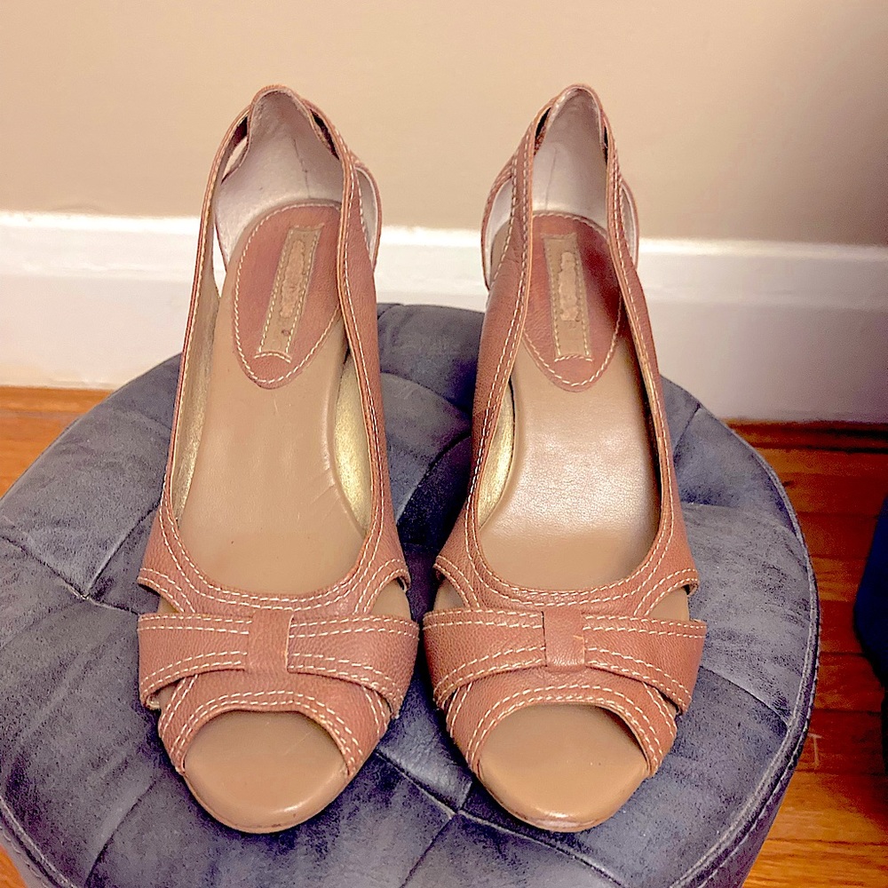 Banana Republic retro-look tan leather 2” heels